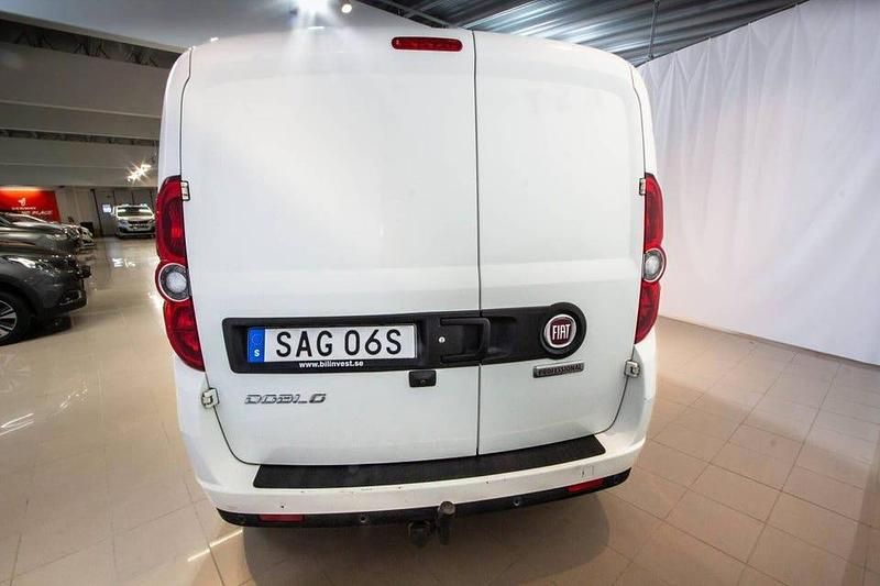 Begagnad Fiat Doblò 105 HK (77 kW) 2019 Vit Minibuss