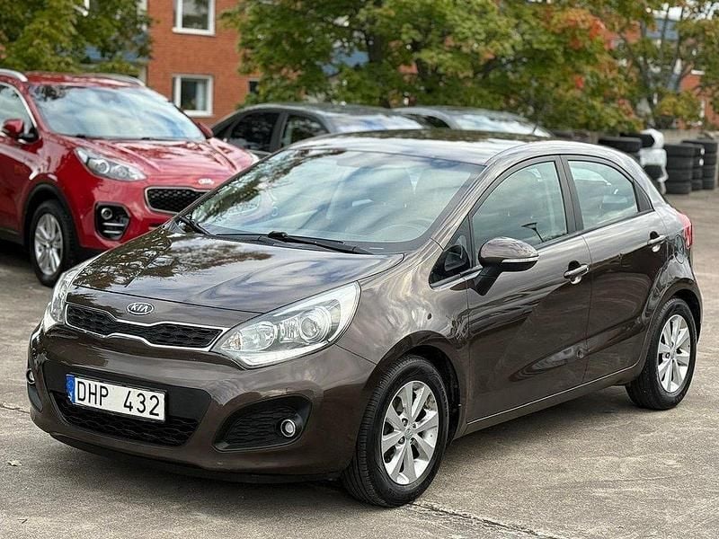 Brun Begagnad 2012 Kia Rio Halvkombi | 34 500 kr (Marknadspris) - Bild 1/4