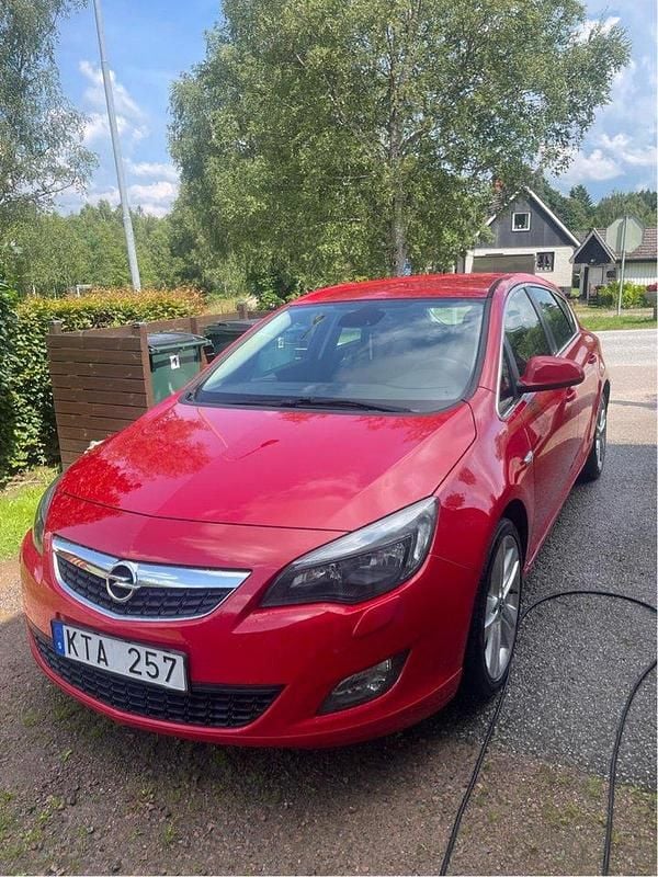 Röd Begagnad 2010 Opel Astra Enjoy Halvkombi | 25 000 kr (Superpris) - Bild 1/4