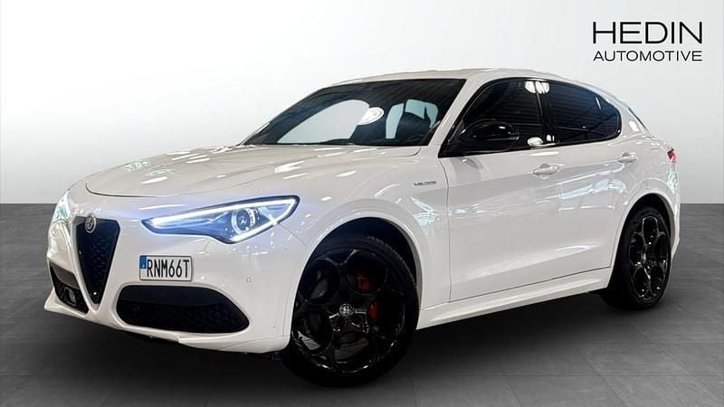Vit (white) Begagnad 2022 Alfa Romeo Stelvio Veloce SUV | 399 900 kr (Lite dyr) - Bild 1/4
