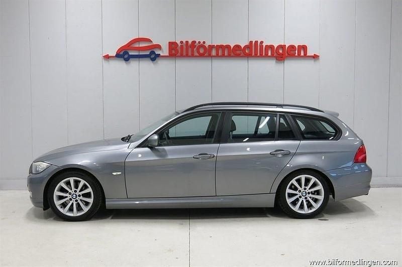 Grå Begagnad 2009 BMW 320 Kombi | 44 900 kr (Marknadspris) - Bild 1/4