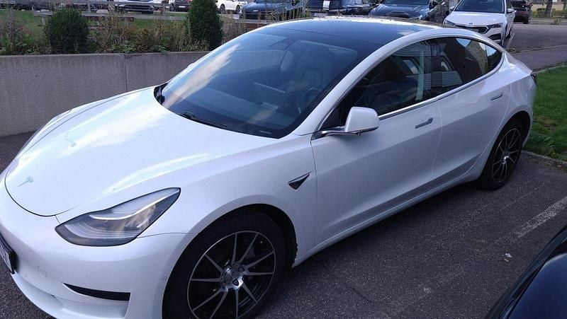 Vit Begagnad 2019 Tesla Model 3 Standard Range Plus Sedan | 175 000 kr (Marknadspris) - Bild 1/4