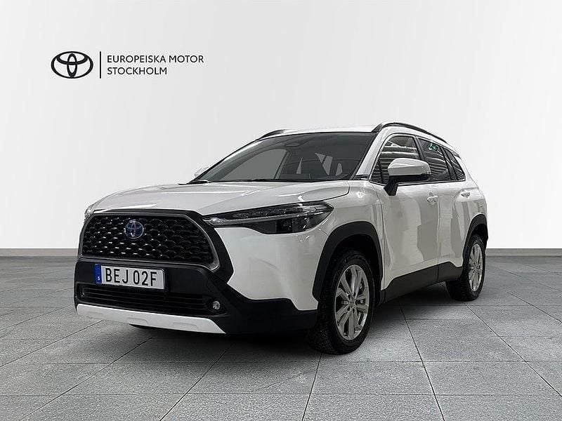 Vit Begagnad 2022 Toyota Corolla Cross Style SUV | 354 900 kr (Marknadspris) - Bild 1/4