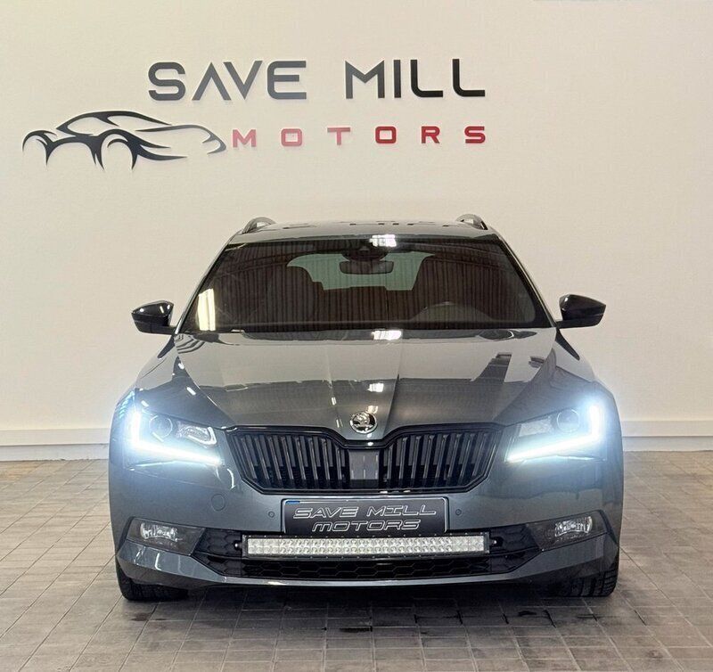 Mörkgrå (grå) Begagnad 2019 Skoda Superb Kombi | 239 900 kr (Bra pris) - Bild 1/4