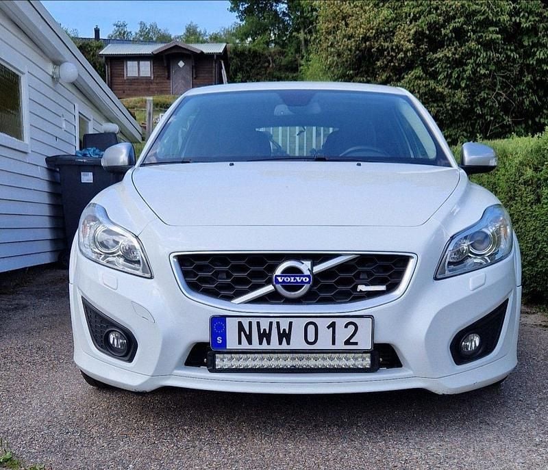 Vit Begagnad 2010 Volvo C30 R-Design Halvkombi | 65 000 kr (Marknadspris) - Bild 1/3