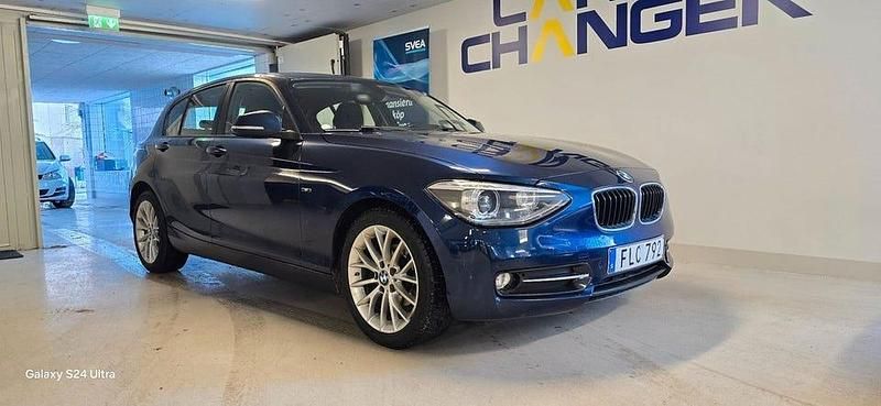 Blå Begagnad 2015 BMW 118 Sport Line Halvkombi | 149 900 kr (Bra pris) - Bild 1/4