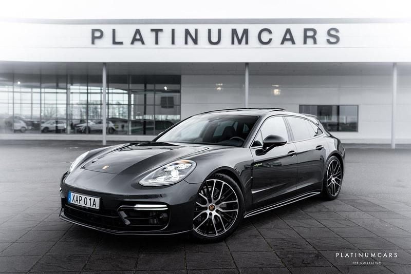 Grå (volcano grå) Begagnad 2023 Porsche Panamera 4 Sport Turismo Sedan | 999 000 kr (Dyr) - Bild 1/4