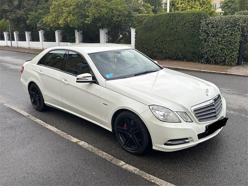 Vit Begagnad 2012 Mercedes E200 Classic Sedan | 85 000 kr (Bra pris) - Bild 1/4