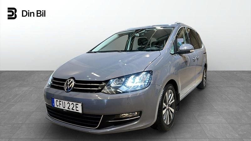 Grå Begagnad 2019 VW Sharan Highline Minibuss | 299 900 kr (Marknadspris) - Bild 1/4