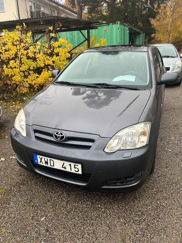 Grå Begagnad 2006 Toyota Corolla Halvkombi | 34 500 kr (Marknadspris) - Bild 1/4