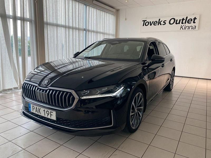 Svart Ny 2024 Skoda Superb LAURIN & KLEMENT Kombi | 469 900 kr (Superpris) - Bild 1/4