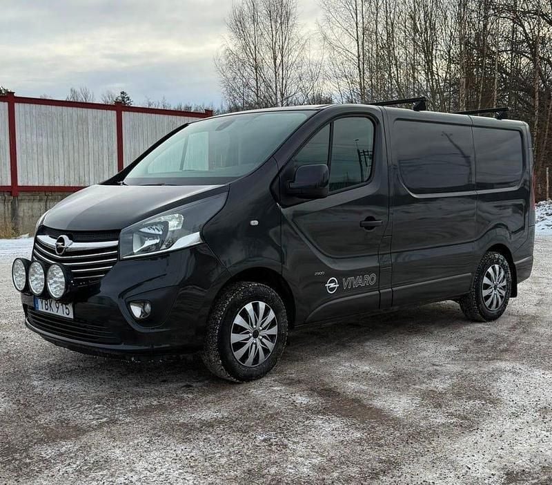 Begagnad Opel Vivaro 120 HK (88 kW) 2016 Svart Minibuss