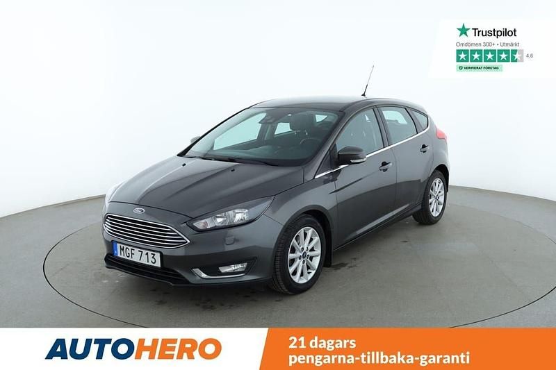 Grå Begagnad 2015 Ford Focus Titanium Halvkombi | 107 000 kr (Lite dyr) - Bild 1/4