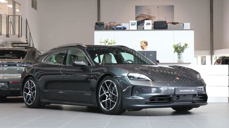 Grå Ny 2025 Porsche Taycan Performance Package Sedan | 1 457 100 kr - Bild 1/4
