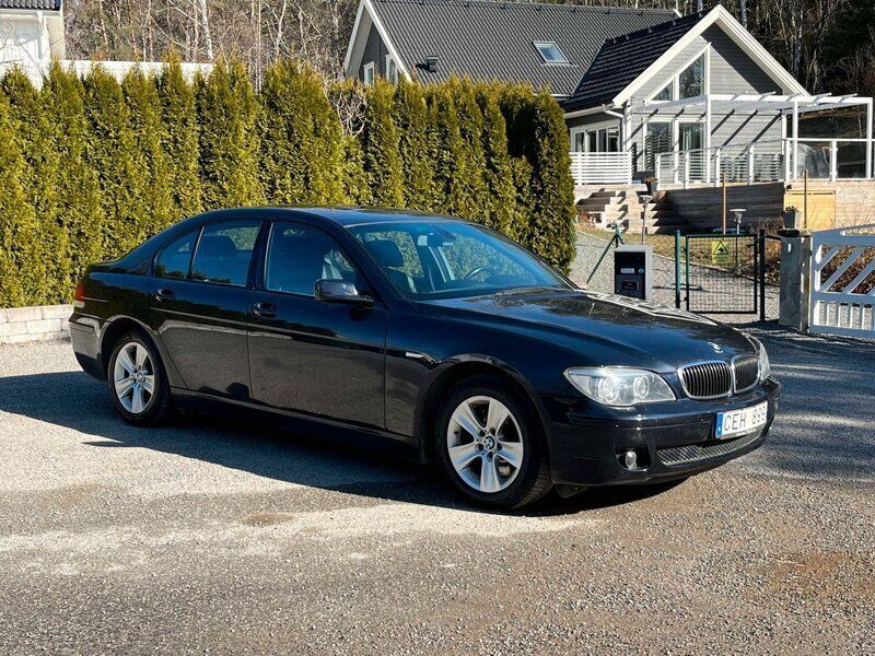Mörkblå Begagnad 2005 BMW 750L Shadowline Sedan | 79 900 kr - Bild 1/4