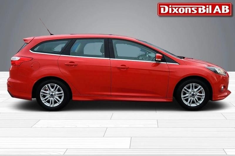 Begagnad Ford Focus Titanium 101 HK (74 kW) 2013 Röd Kombi