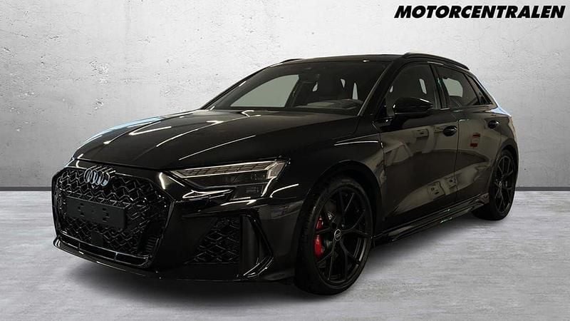 Svart Ny 2025 Audi RS3 Sportback Comfort Halvkombi | 719 000 kr (Marknadspris) - Bild 1/4