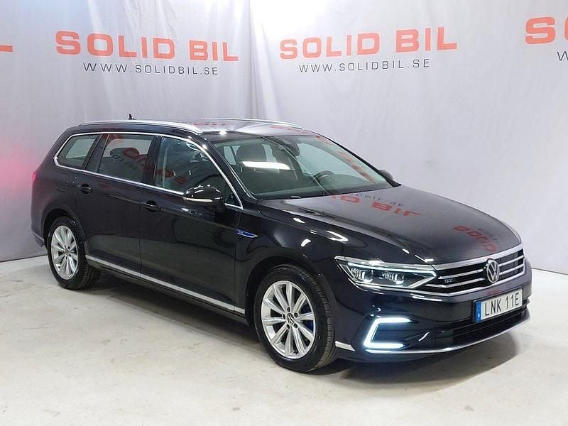 Svart Begagnad 2023 VW Passat Executive Kombi | 279 900 kr (Bra pris) - Bild 1/4