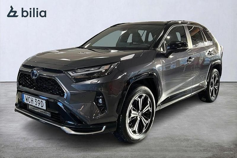 Grå Begagnad 2025 Toyota RAV4 Hybrid Style SUV | 589 900 kr (Dyr) - Bild 1/3