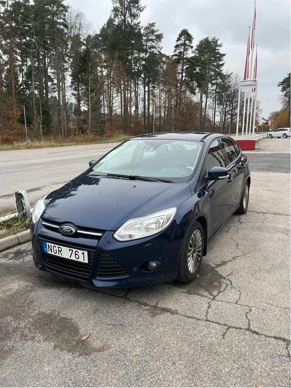Blå Begagnad 2013 Ford Focus Trend Halvkombi | 54 000 kr (Marknadspris) - Bild 1/4