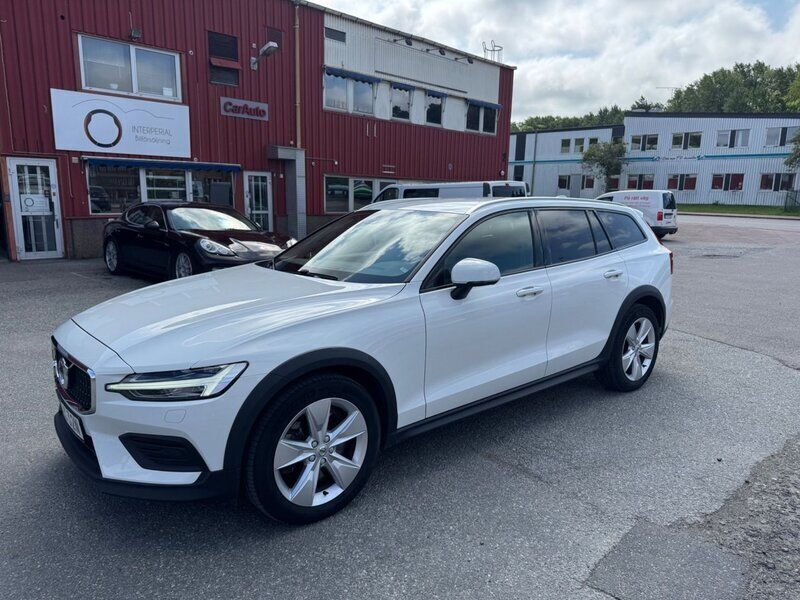 Vit Begagnad 2021 Volvo V60 CC Momentum Kombi | 364 900 kr (Marknadspris) - Bild 1/4
