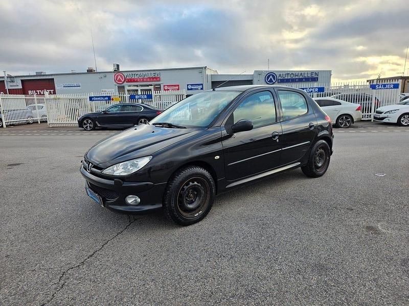 Svart Begagnad 2005 Peugeot 206 Halvkombi | 21 900 kr (Marknadspris) - Bild 1/4