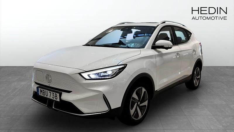 Vit (white) Begagnad 2022 MG ZS Luxury Sedan | 249 900 kr (Bra pris) - Bild 1/4