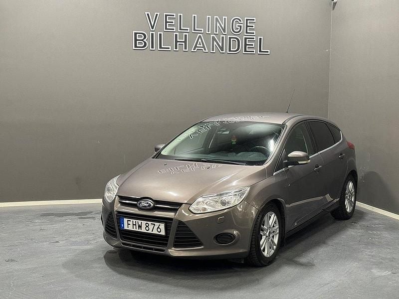 Brun Begagnad 2013 Ford Focus Titanium Halvkombi | 79 900 kr (Marknadspris) - Bild 1/4