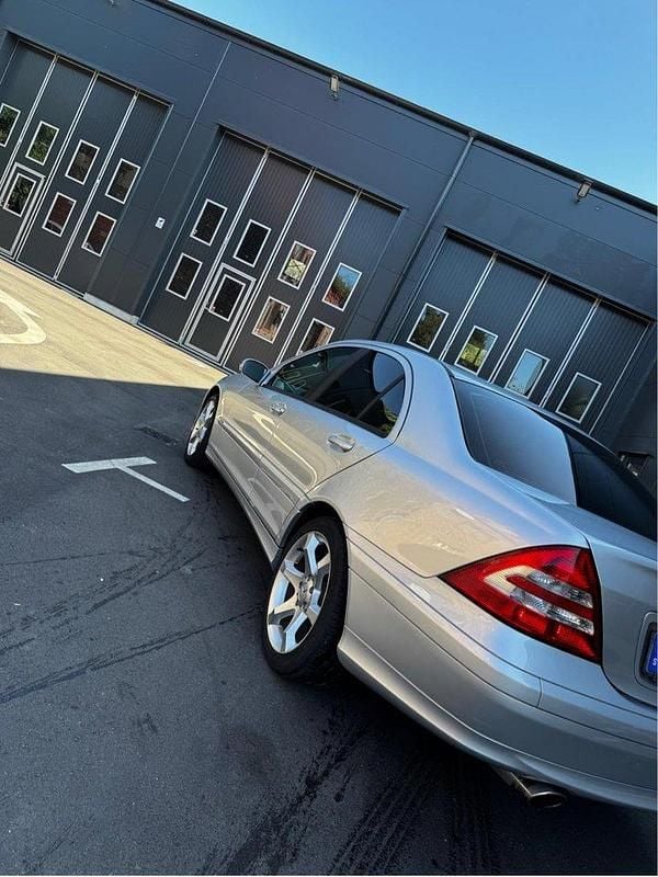 Silver Begagnad 2006 Mercedes C180 Classic Sedan | 65 000 kr (Lite dyr) - Bild 1/4