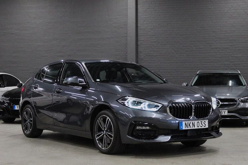 Grå Begagnad 2022 BMW 118 Shadowline Halvkombi | 249 900 kr (Marknadspris) - Bild 1/4