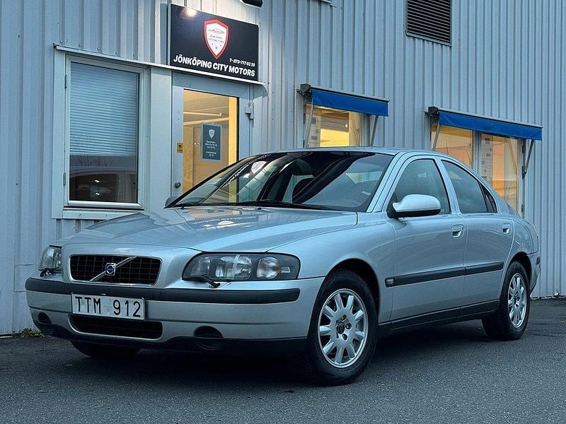 Ljusgrå Begagnad 2002 Volvo S60 Sedan | 29 900 kr (Marknadspris) - Bild 1/4