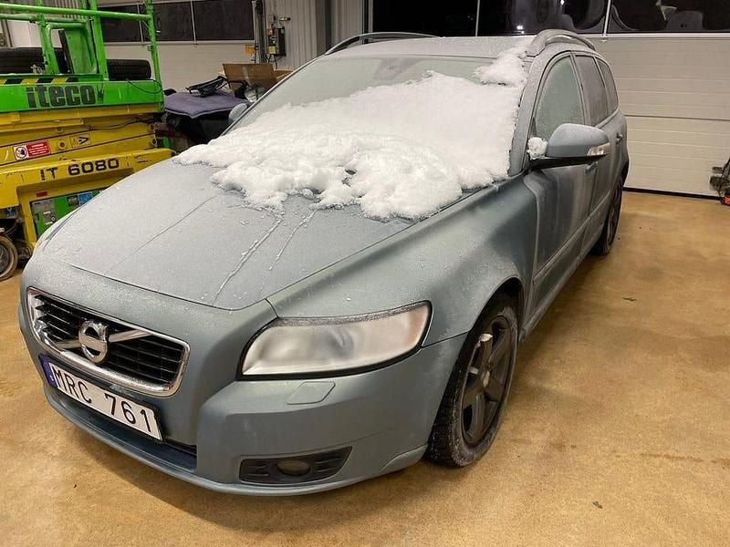 Begagnad Volvo V50 Momentum 177 HK (130 kW) 2011 Blå metallic Kombi