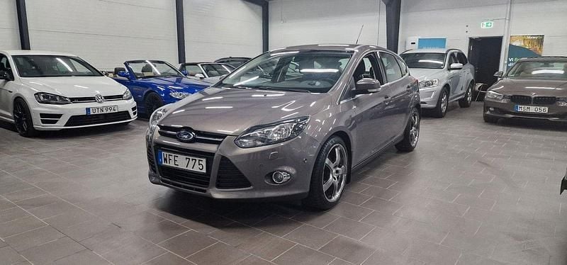 Brun Begagnad 2012 Ford Focus Titanium Halvkombi | 65 900 kr (Marknadspris) - Bild 1/4