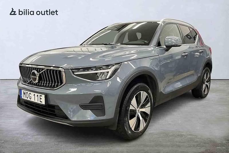 Grå Begagnad 2022 Volvo XC40 Core SUV | 354 900 kr (Marknadspris) - Bild 1/1
