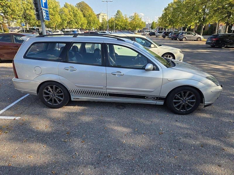 Silver Begagnad 2004 Ford Focus Kombi | 28 500 kr (Marknadspris) - Bild 1/4