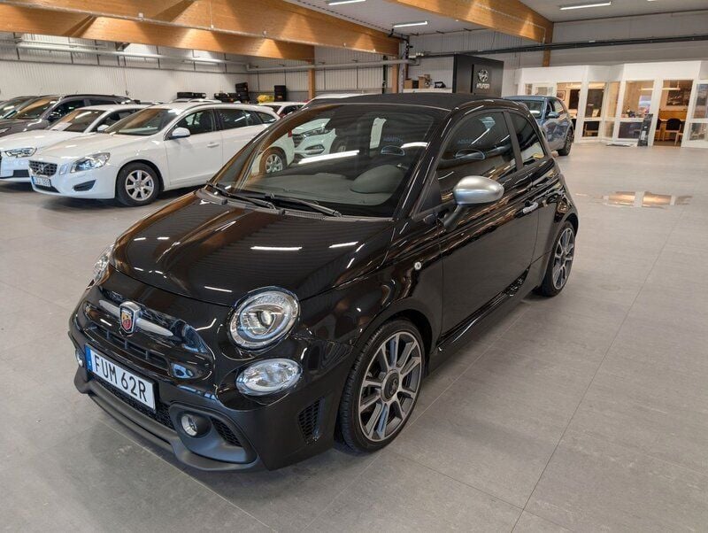 Svart Begagnad 2022 Abarth 595C Turismo Cab | 259 900 kr - Bild 1/4