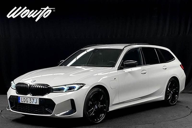Vit Begagnad 2023 BMW 330e Comfort Edition Kombi | 419 800 kr (Marknadspris) - Bild 1/3