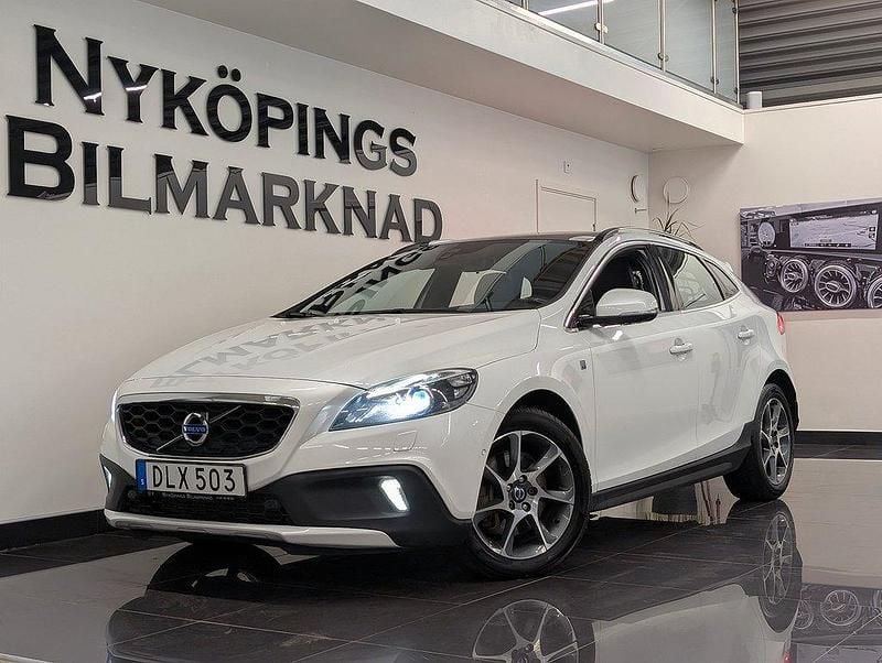 Vit Begagnad 2014 Volvo V40 CC Ocean Race Kombi | 154 900 kr (Marknadspris) - Bild 1/4