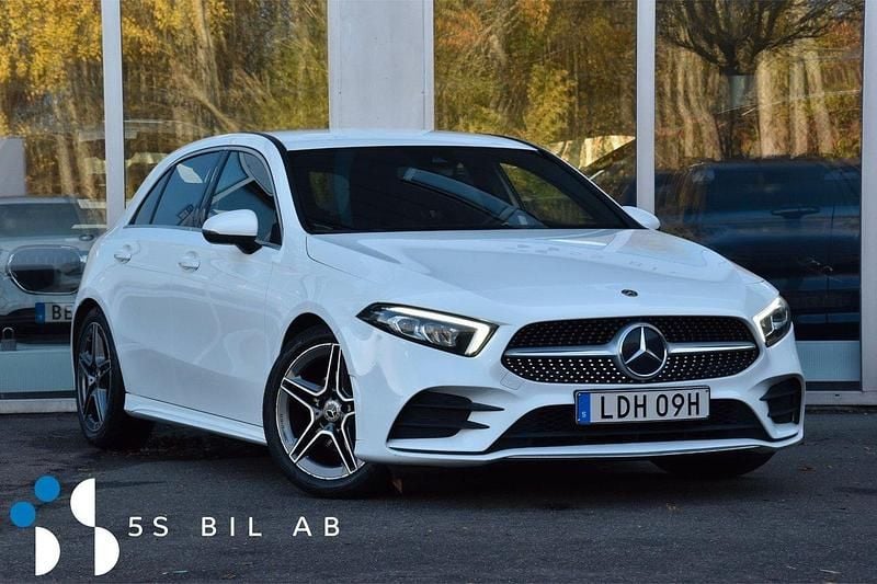 Vit Begagnad 2020 Mercedes A180 AMG Halvkombi | 234 900 kr (Lite dyr) - Bild 1/4