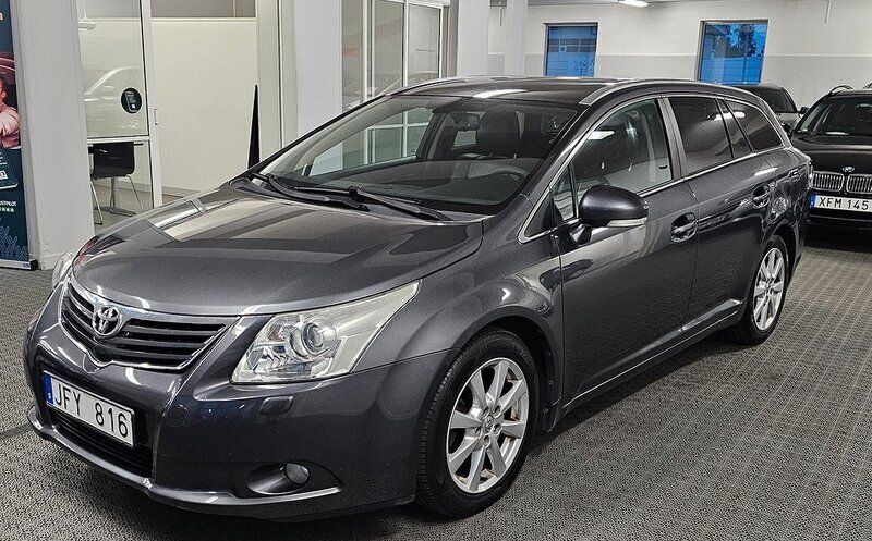 Mörkgrå Begagnad 2009 Toyota Avensis Multidrive S Kombi | 119 900 kr (Marknadspris) - Bild 1/4