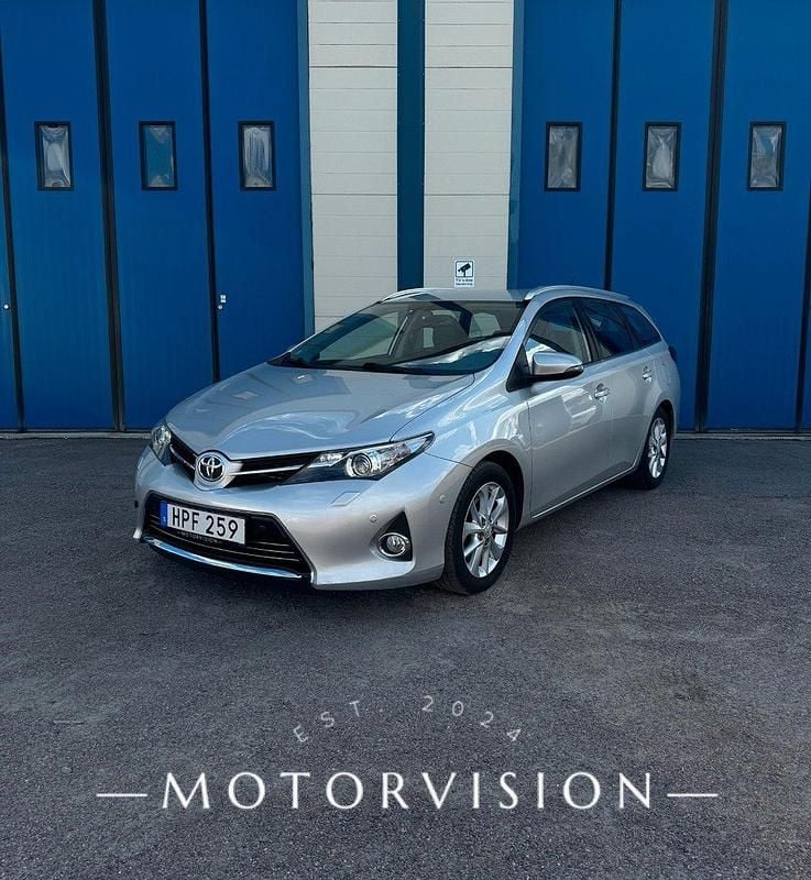 Silver Begagnad 2014 Toyota Auris Touring Sports Executive Kombi | 109 000 kr (Marknadspris) - Bild 1/4