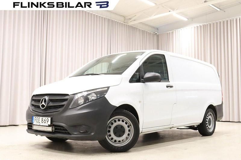 Vit Begagnad 2021 Mercedes Vito Minibuss | 329 700 kr (Marknadspris) - Bild 1/4