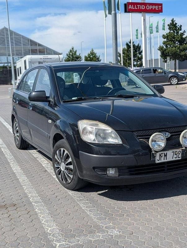 Svart Begagnad 2007 Kia Rio 4 Halvkombi | 18 000 kr (Bra pris) - Bild 1/4