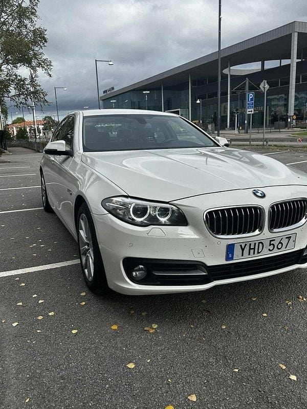 Vit Begagnad 2016 BMW 520 Sedan | 185 000 kr (Lite dyr) - Bild 1/4