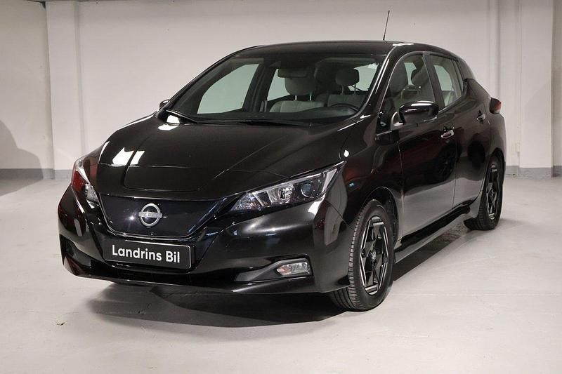 Svart Begagnad 2022 Nissan Leaf Acenta Halvkombi | 199 500 kr (Marknadspris) - Bild 1/4
