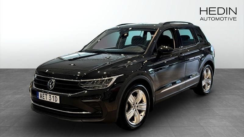 Grå (grey) Begagnad 2021 VW Tiguan SUV | 269 000 kr (Marknadspris) - Bild 1/4