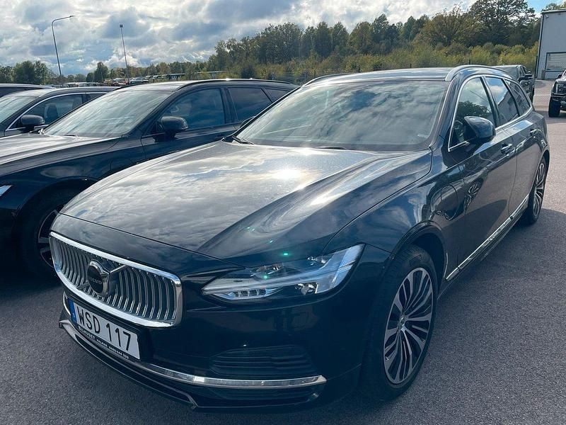 Svart (svart metallic) Begagnad 2023 Volvo V90 Core Kombi | 395 000 kr (Marknadspris) - Bild 1/2