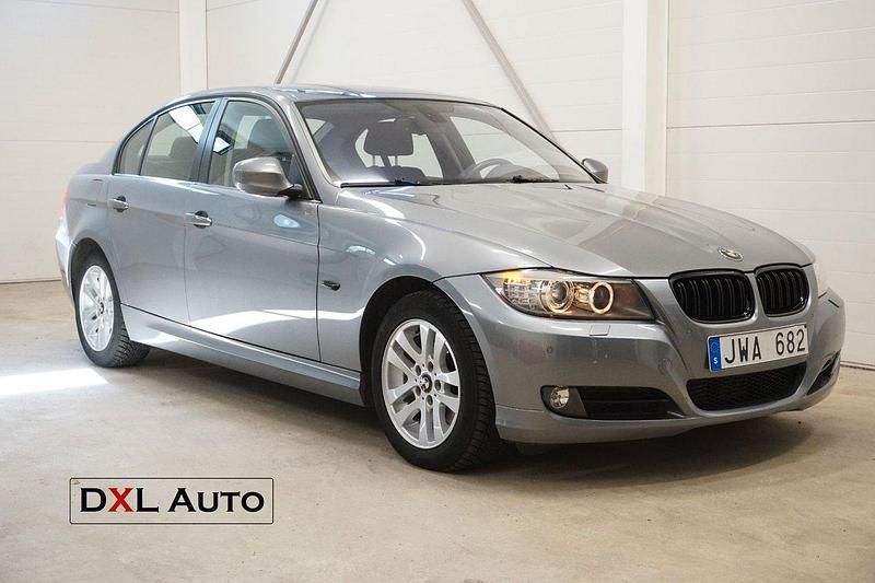 Grå Begagnad 2009 BMW 320 Sedan | 119 900 kr (Dyr) - Bild 1/4