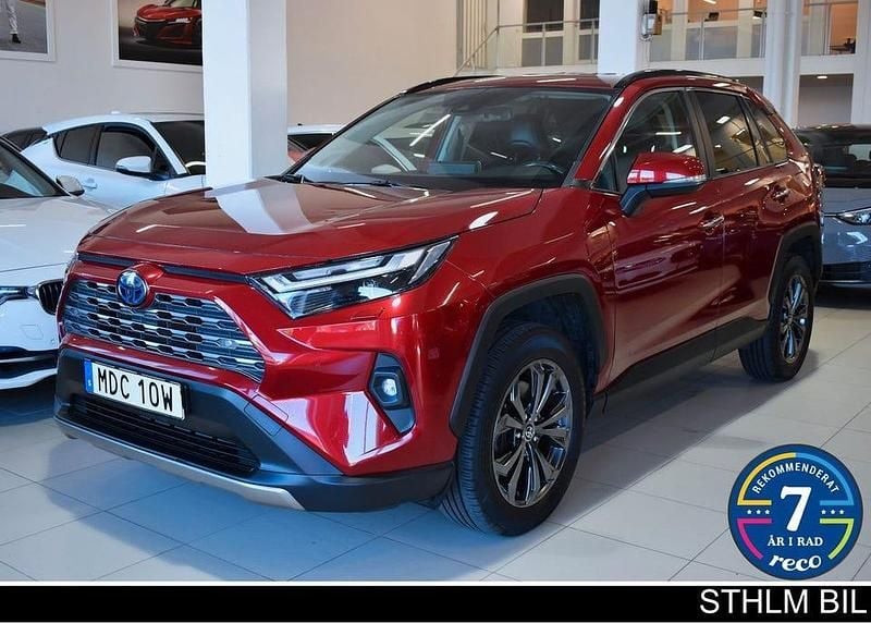 Röd Begagnad 2021 Toyota RAV4 Hybrid Executive SUV | 369 000 kr (Marknadspris) - Bild 1/4