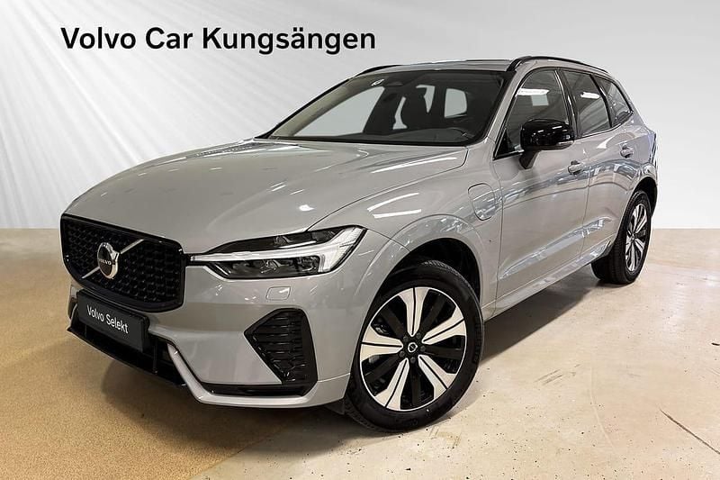Grå Begagnad 2024 Volvo XC60 Plus SUV | 539 900 kr (Marknadspris) - Bild 1/3